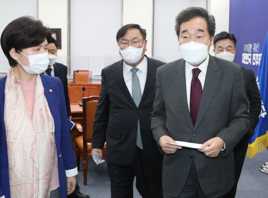 이낙연 민주당 대표가 19일 국회에서 김태년 원내대표, 당 소속 국회 법제사법위원들과 공수처장 후보 추천 무산에 따른 대책을 논의한 뒤 회의장을 나서고 있다. 연합뉴스